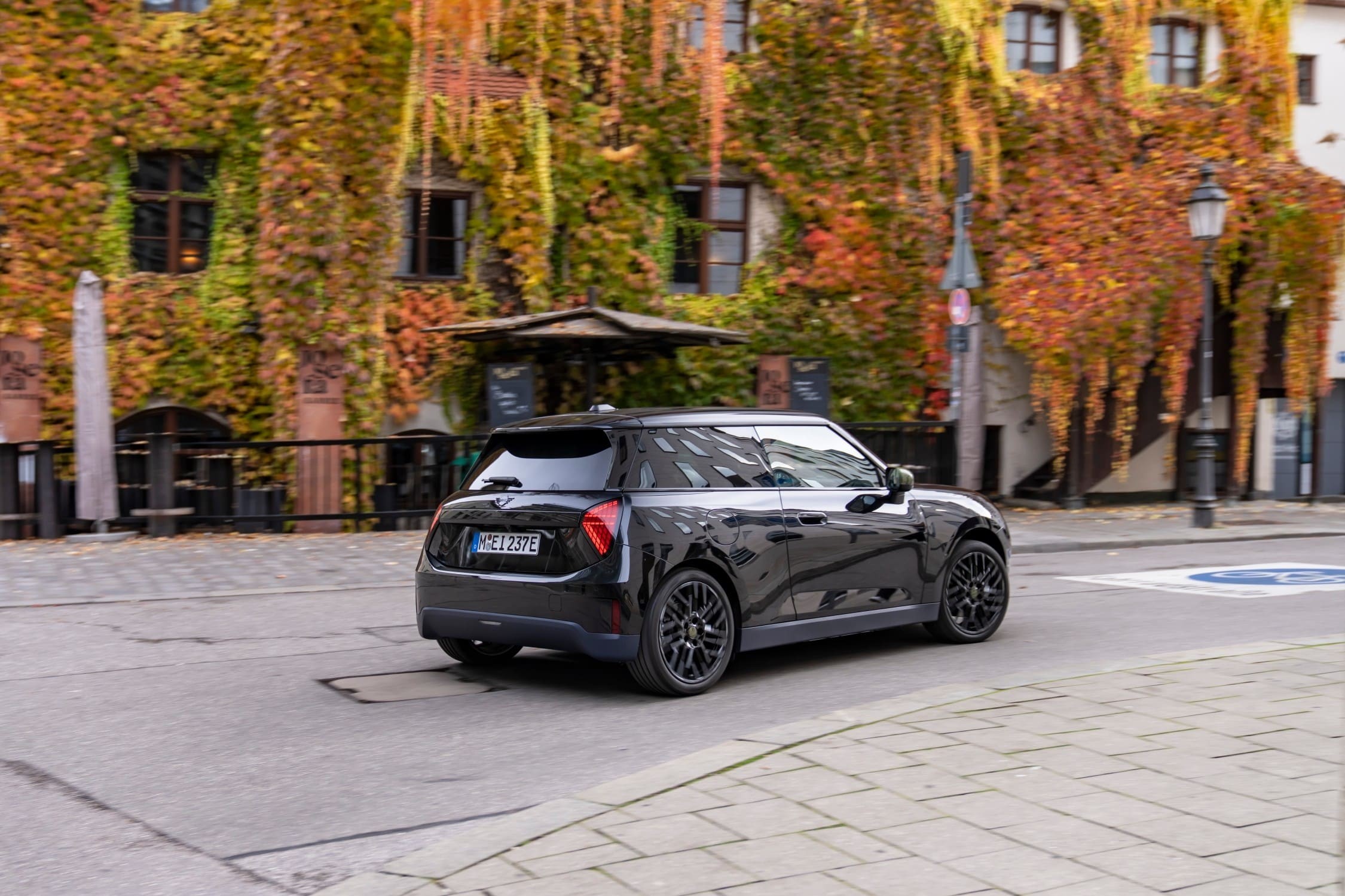 MINI Cooper SE Paul Smith Edition em Midnight Black a circular na estrada.